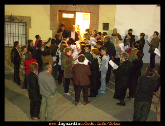 1 de Mayo de 2010. Cantando los mayos al SR. Juez de Paz.