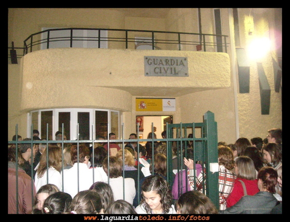 1 de Mayo de 2010. Cantando los mayos a la Guardia Civil.