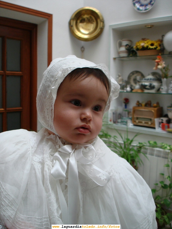 12 de Abril de 2008. María Redajo Martínez con el traje de acristianar minutos antes de su bautismo