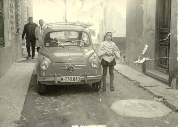 Foto de un 600 de la época al lado del callejón de las Procesiones