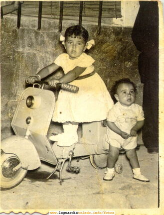 Niños con una vespa. Años 50