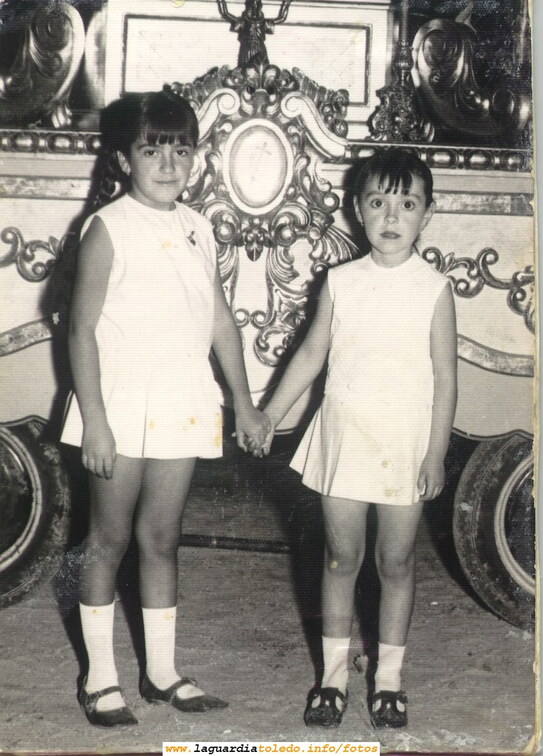 Niñas posando delante de una carroza (suponemos que del Santo Nño). Años 60