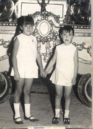 Niñas posando delante de una carroza (suponemos que del Santo Nño). Años 60