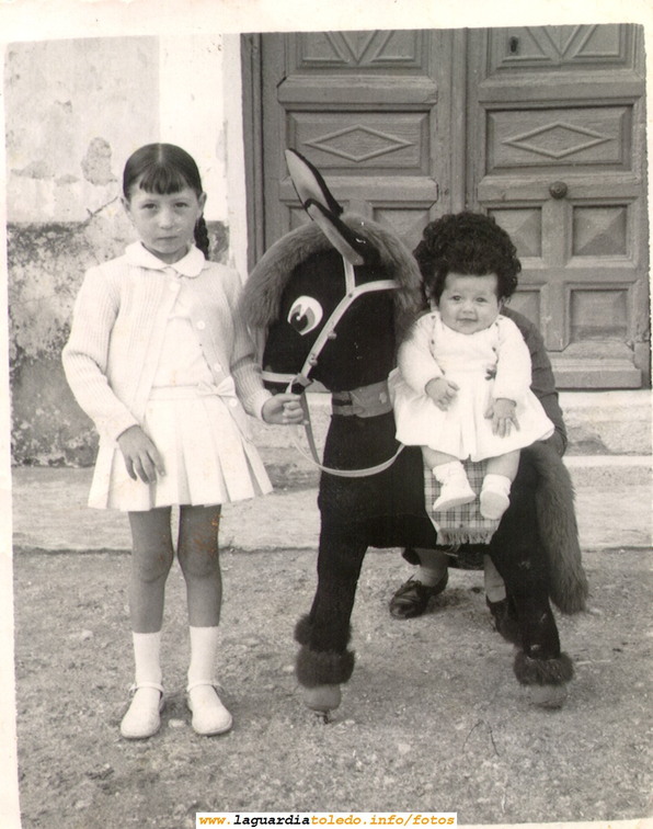 Niñas posando con burrito. Años 50