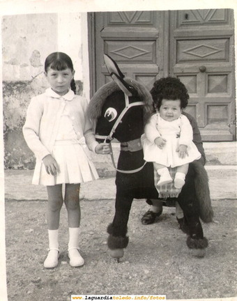 Niñas posando con burrito. Años 50