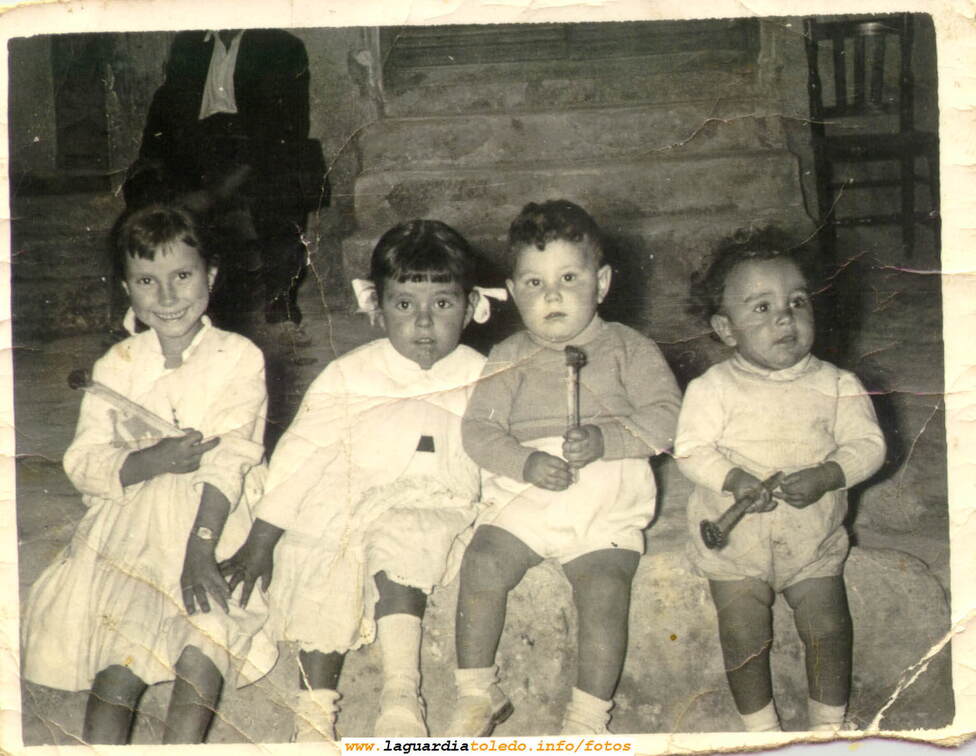 Cuatro niños posando. Años 50