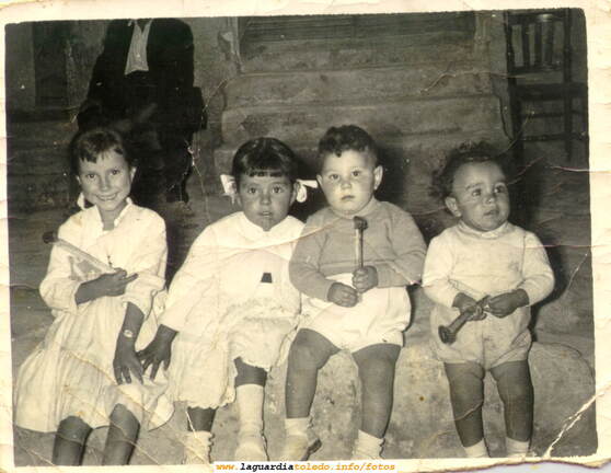 Cuatro niños posando. Años 50