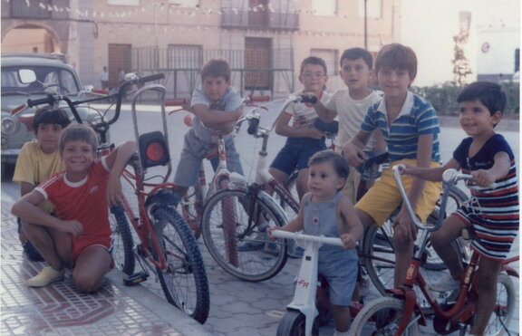 Cuadrilla de chavales en la plaza en los años 80