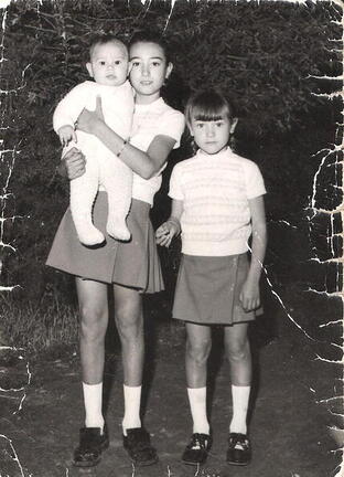 Ana, Eugenia y Paco Orgaz Largo. Año 1972