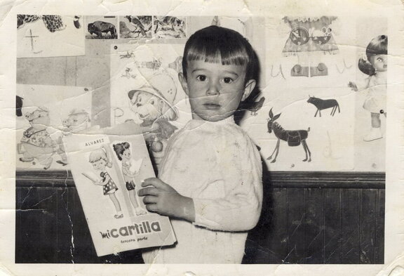 Juan Luis Redajo (grimores en la web) posando con la cartilla Alvarez en el Colegio de nuestro pueblo