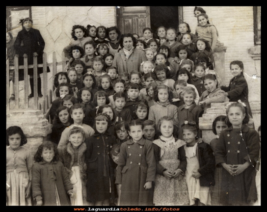 Dª Sagrario y sus niñas.1952
