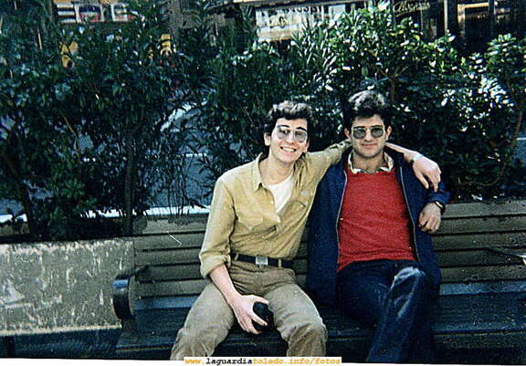 Octubre 1983, estudiantes en la Gran Vía de Madrid, a la derecha 'Nando', Fernando Moya a la izquierda Plissken, el serpiente y Nauta el que dispara la foto.