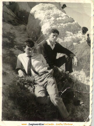 Foto típica de 2 mozos en los cerros del Santo Niño. Años 70