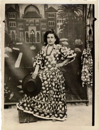 Virtudes Espada vestida de sevillana. Años 50