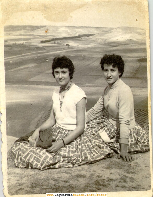 Foto típica posando dos mozas en el Santo Niño. Años 50