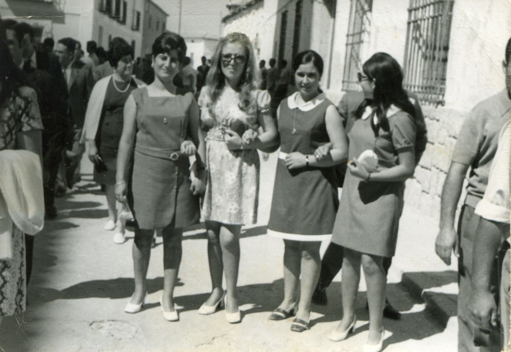 cuadrilla de mozas al salir de misa (años 70)