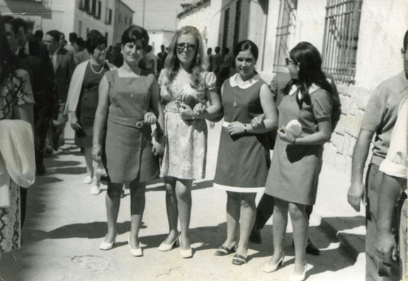 cuadrilla de mozas al salir de misa (años 70)