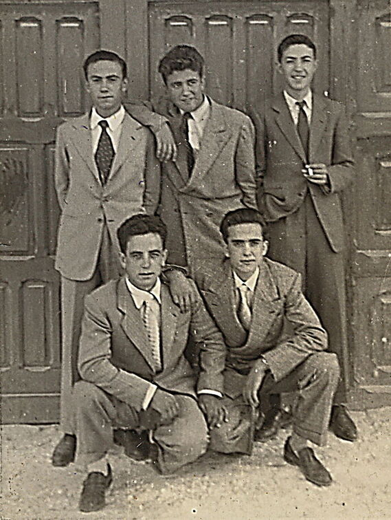 Octubre de 1957, una vez terminadas las fiestas cada uno de nuevo a su tarea, los que etudiaban a estudiar, los que tenían oficio a trabajar.