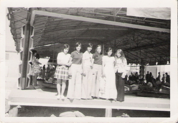 grupo de amigas fiestas 73 en los coches