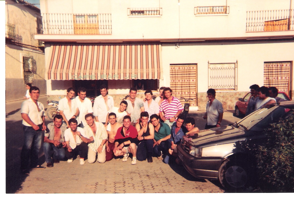 Cuadrilla de amigos en la plaza mayor año 1985
