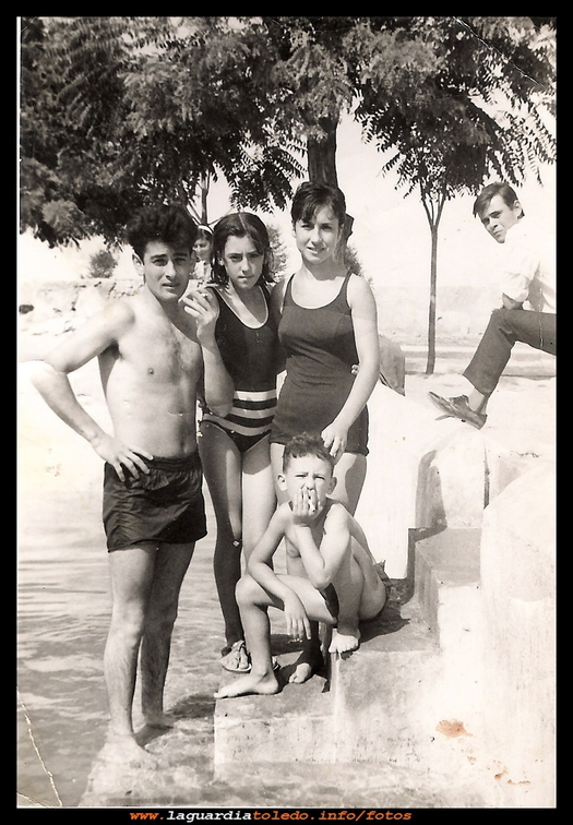 Bañistas en la primera piscina 1967