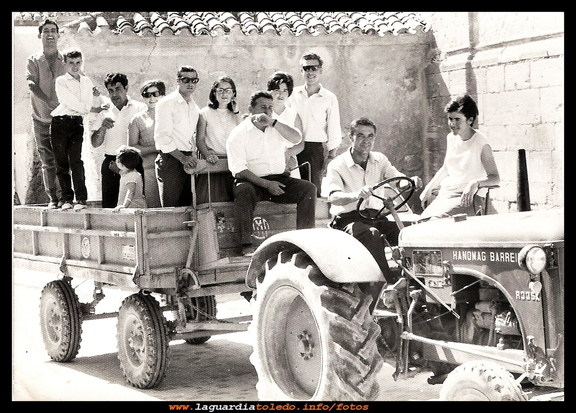 Cuadrilla de familiares y amigos.