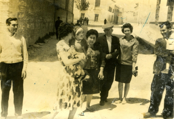 Paseando junto a la iglesia
