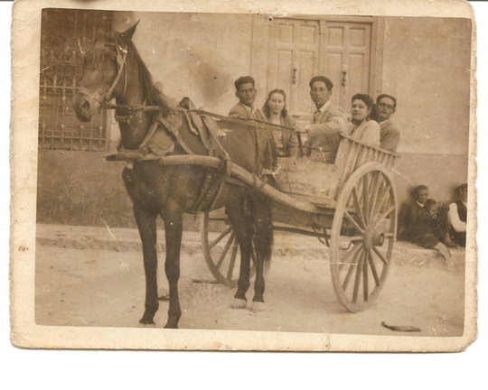 Jovenes de los años 40 en carro