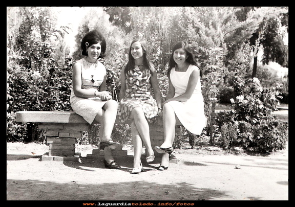 Mozas en el jardín