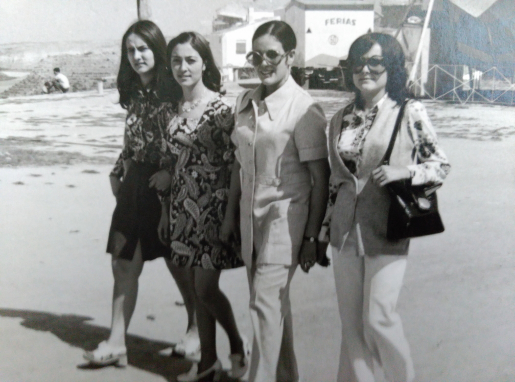Pepa y amigas en fiestas año 1968 en el cerro