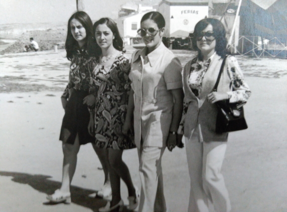Pepa y amigas en fiestas año 1968 en el cerro