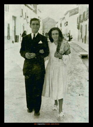 1948 Inés Hernández y Jesús martín Rubio por la calle Mayor.