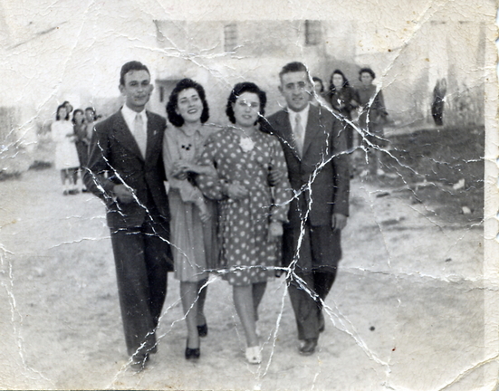 cuadrilla de primas con sus novios respectivos