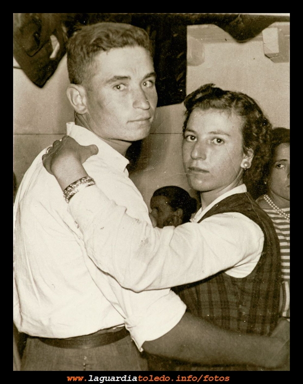 1954. Antonio Tejero y Juana Hernández en el baile