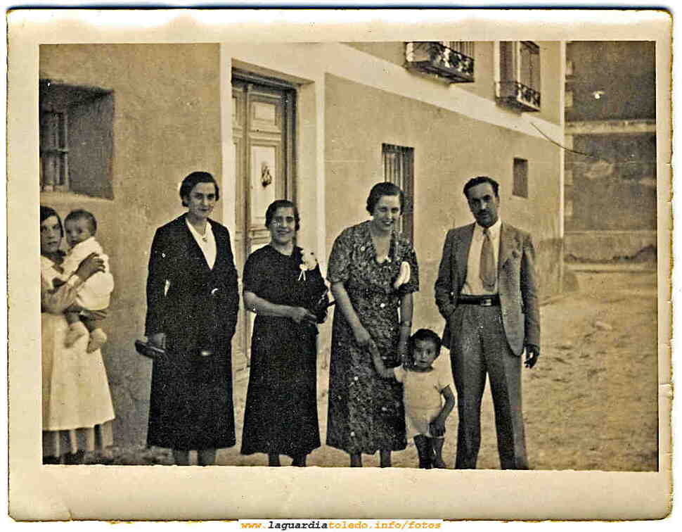 Familia posqando en la puerta de la calle
