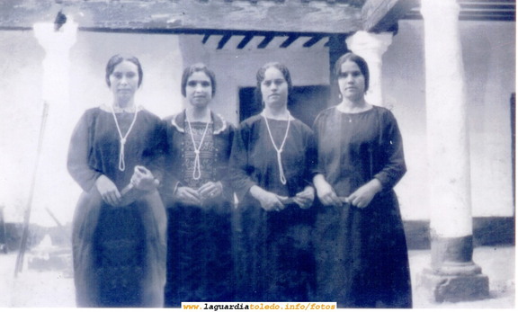 4 mujeres en un patio guardiolo. Años 50