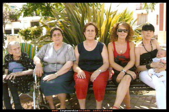 Familia guardiola que fue de cinco generaciones. Tatarabuela, bisabuela, abuela, madre, hijo.