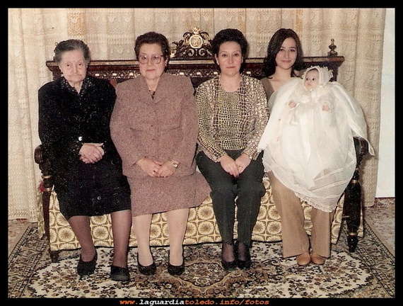 Familia guardiola que fue de cinco generaciones. Tatarabuela, bisabuela, abuela, madre, hija.
