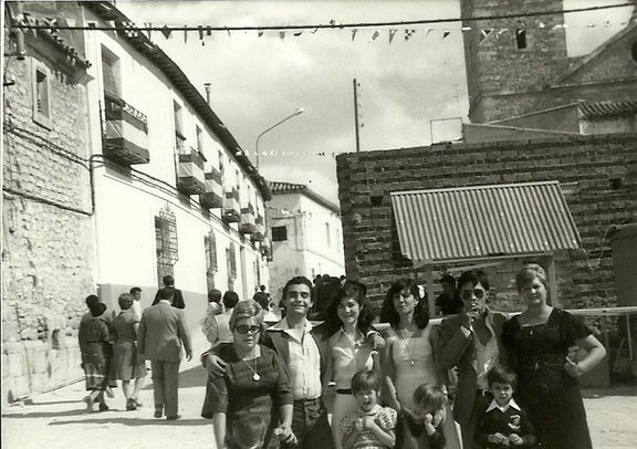 Julio y Pili con la familia, al fondo lo que hoy es el bar JR
