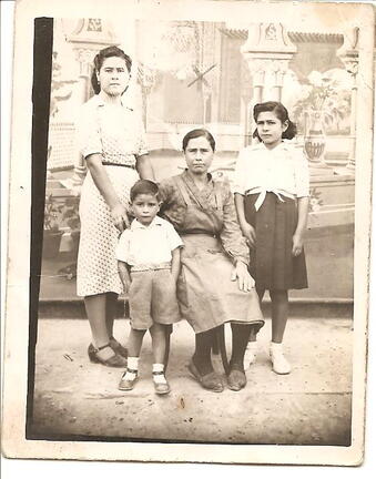 María Jesús Huete con sus dos hijos y una amiga.