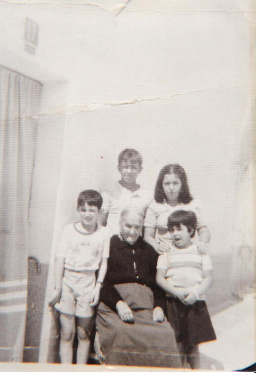 Gregoria (la patoja) y sus nietos Luis, Juan, Mari y Paloma
