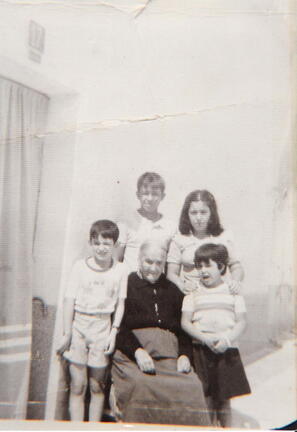 Gregoria (la patoja) y sus nietos Luis, Juan, Mari y Paloma