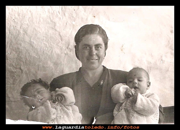 Juana con sus mellizos