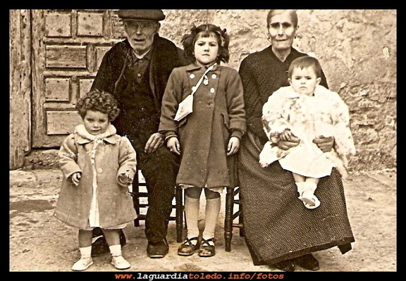 Balbino Cabiedas y Emérita Hernández  con sus nietas Margarita, Angelita y Mari. Año 1951