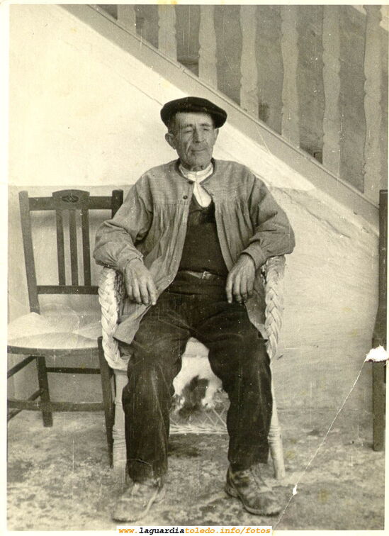 Anciano descansando en una silla típica de mimbre. Años 50