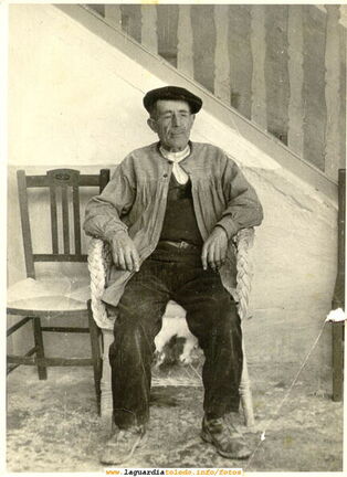 Anciano descansando en una silla típica de mimbre. Años 50