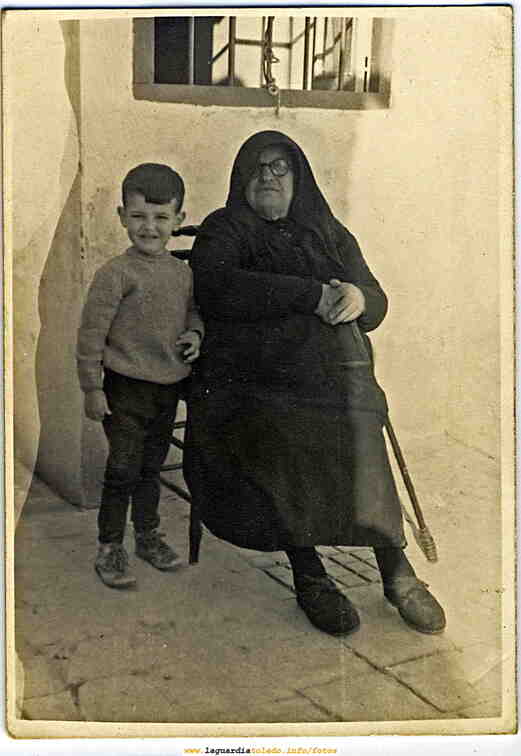 Nauta y su bisabuela Juliana 1969 en el patio de Paulino Martínez