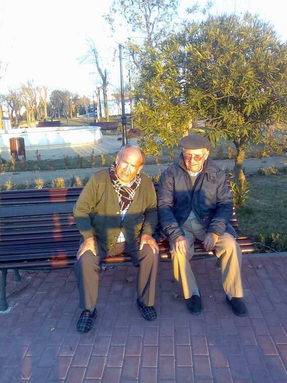 ELLOS, AL SOL.