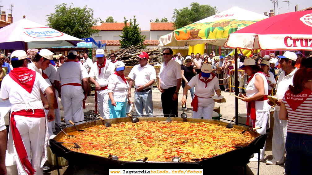 Momento de servir la primera ración de la tradicional paella popular de Castilla La Mancha 2006