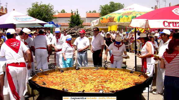 Momento de servir la primera ración de la tradicional paella popular de Castilla La Mancha 2006